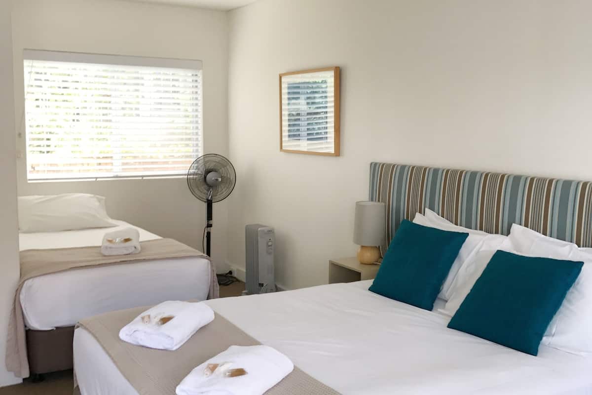 Deluxe Room (Queen) | Peralatan tempat tidur premium, meja, ruang kerja komputer riba