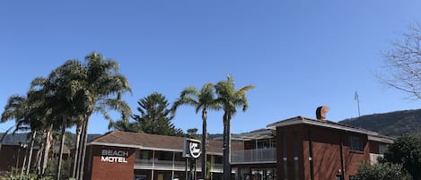 Vista frontal de la propiedad