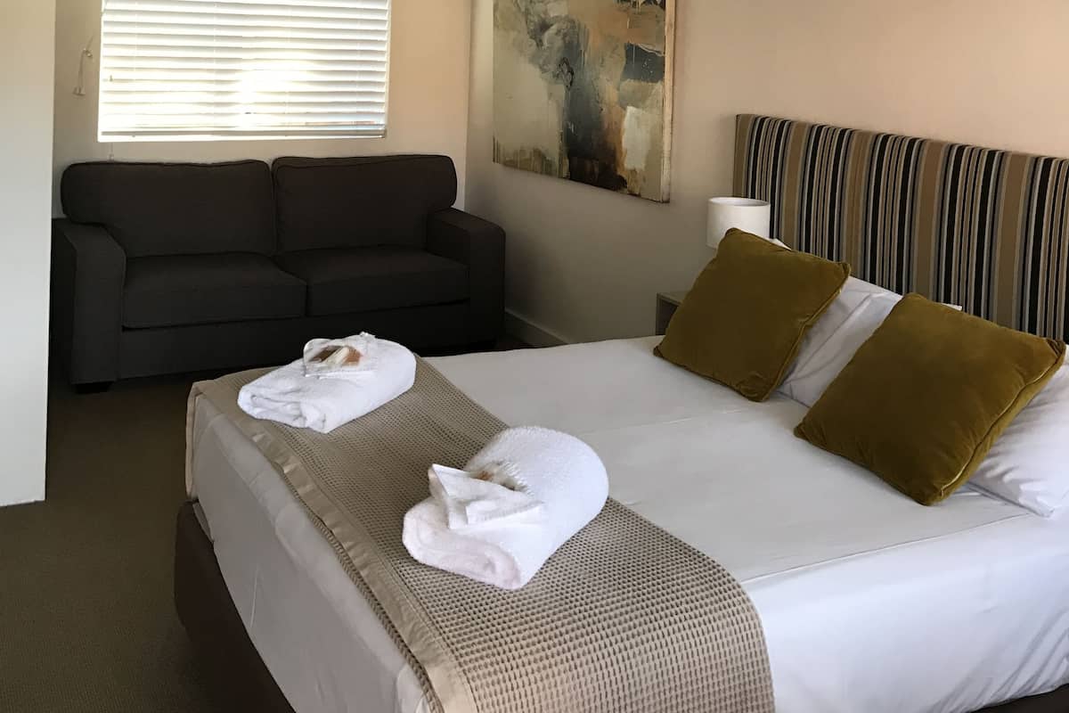 Peralatan tempat tidur premium, meja, ruang kerja komputer riba