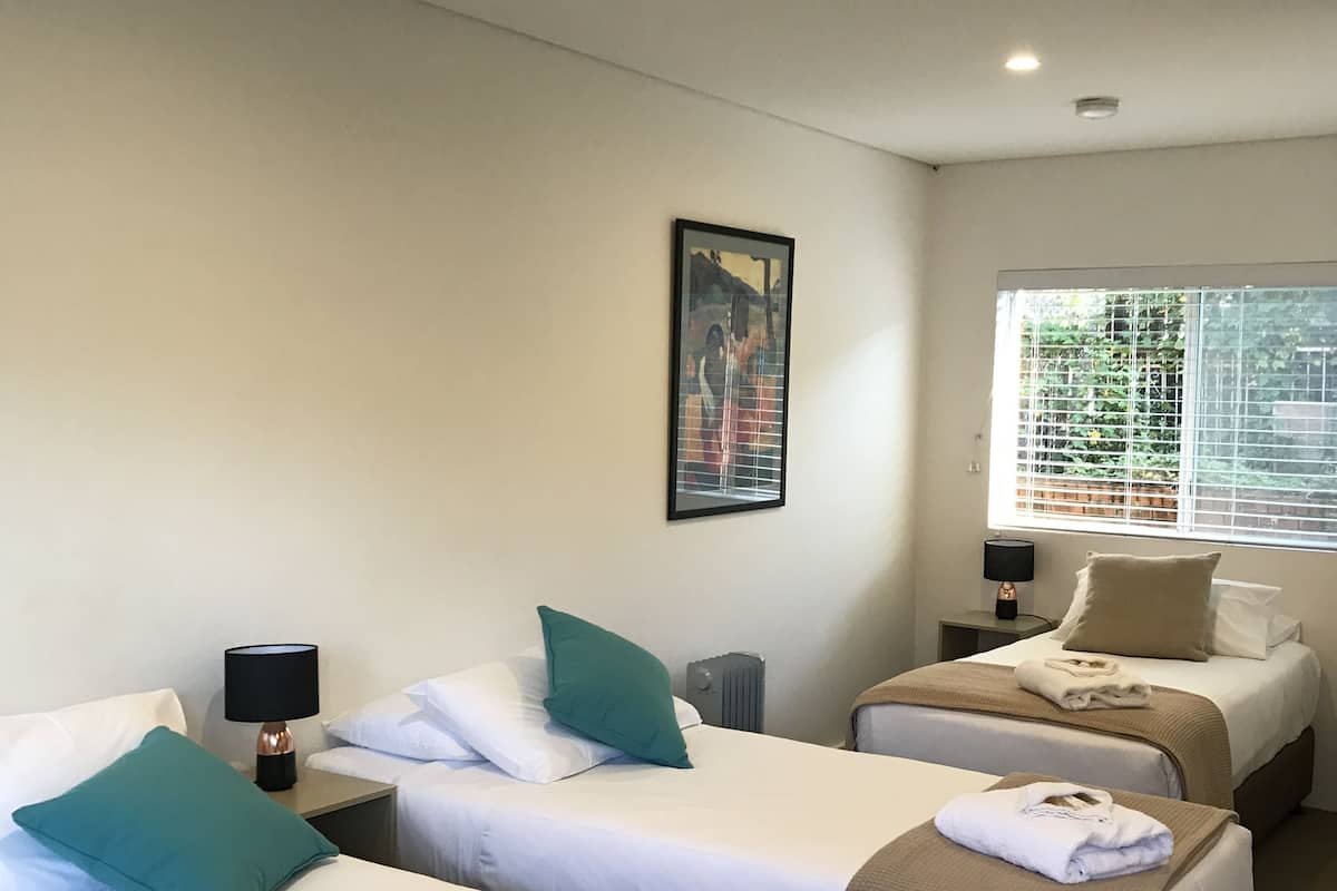 Habitación triple estándar | Ropa de cama de alta calidad y escritorio