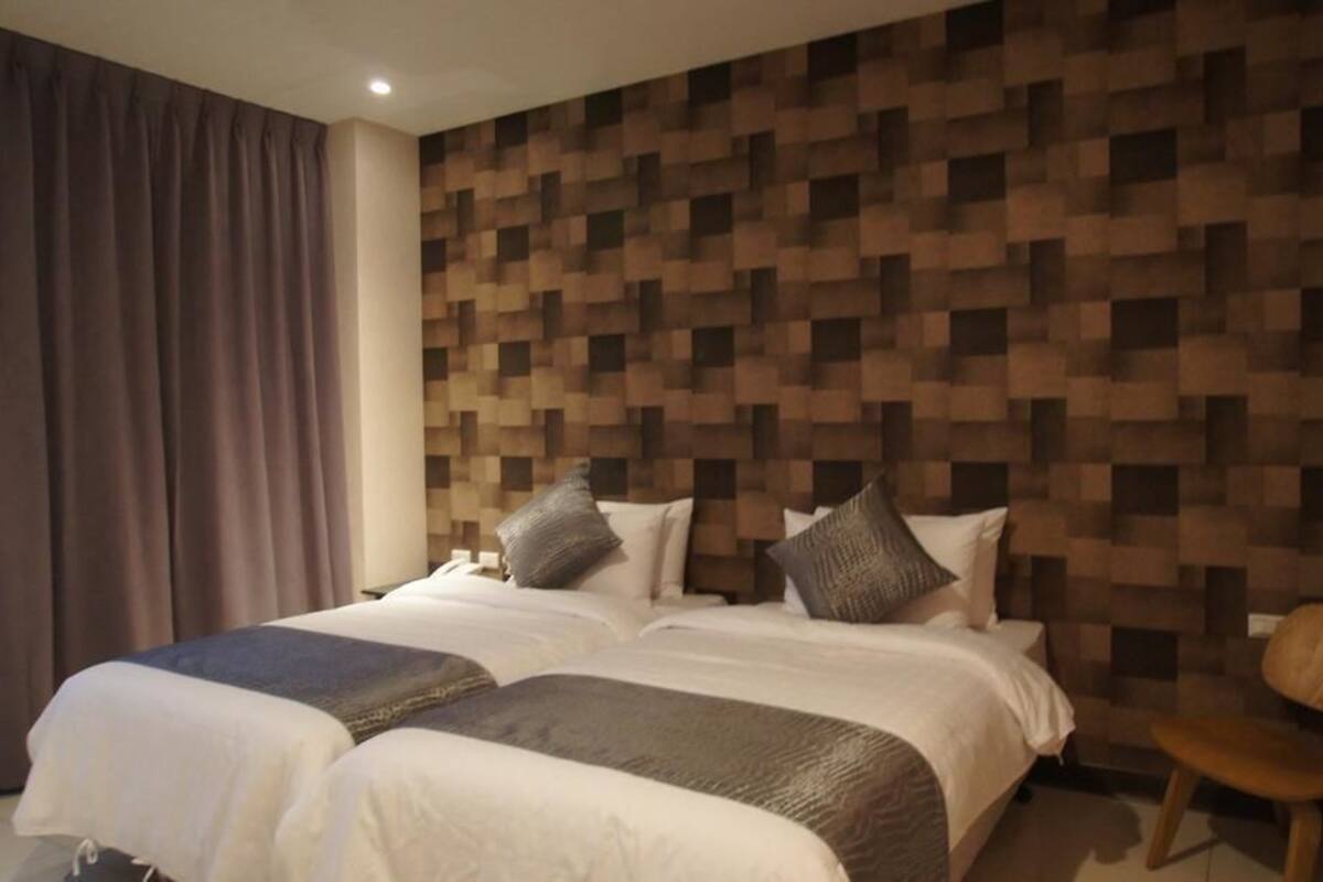 Blackout curtains, soundproofing, free WiFi