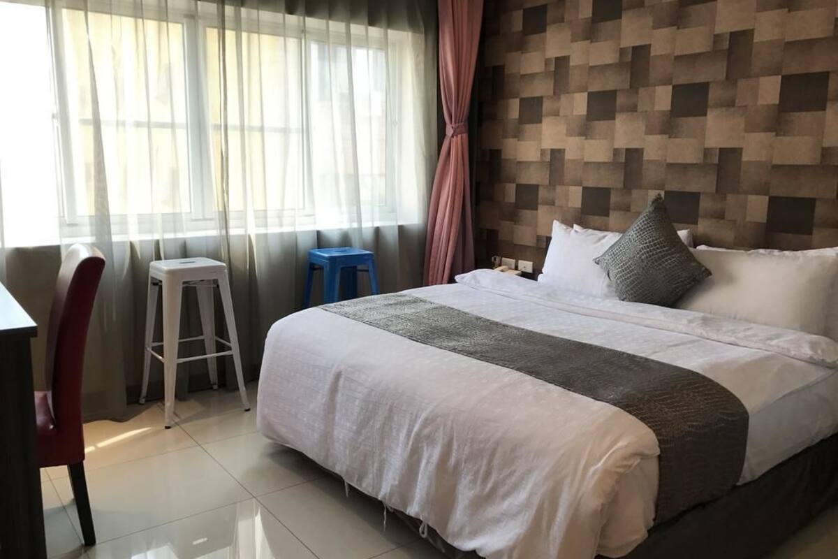 Blackout curtains, soundproofing, free WiFi
