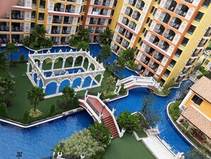 Una piscina al aire libre, una piscina con borde infinito