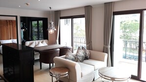 Un salon moderne comprenant un canapé, une table basse, une table à manger et un piano.