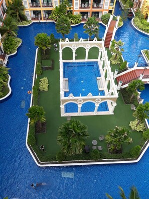 Outdoor pool, an infinity pool, open 7 AM to 9:30 PM, free pool cabanas - Venetian Pattaya By Pany (Pattaya)