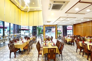 Daily buffet breakfast (VND 100000 per person) - Ngoc Lan Hotel (Da Nang)