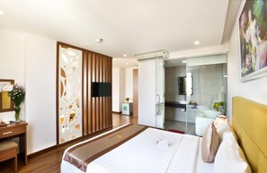 Luxury Double Room | Minibar, in-room safe, blackout drapes, bed sheets - Ngoc Lan Hotel (Da Nang)