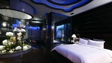 Classic Double Room, 1 King Bed, Jetted Tub | Free minibar, desk, blackout drapes, soundproofing