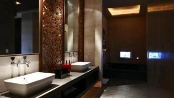 Separate tub and shower, jetted tub, free toiletries, hair dryer