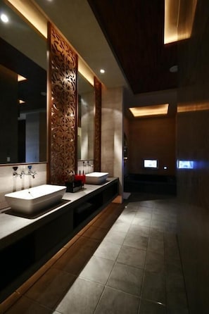 Separate tub and shower, jetted tub, free toiletries, hair dryer - THE YORKER De'luxe Motel (Taoyuan City)