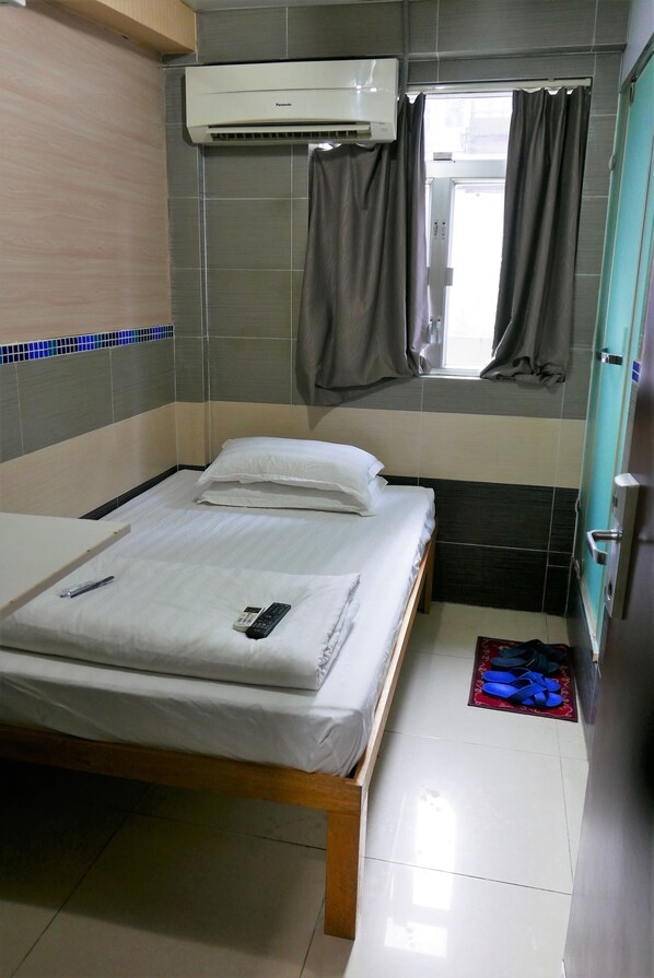 Standard Double Room Single Use, 1 Double Bed | Iron/ironing board, free WiFi - KK Hotel (Kowloon)