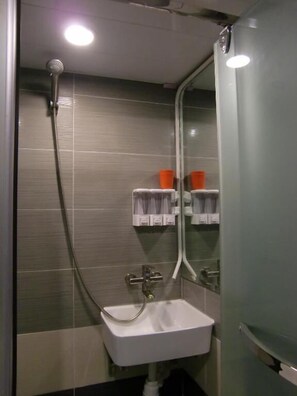 Shower, free toiletries, hair dryer, towels - KK Hotel (Kowloon)