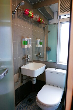Standard Twin Room | Bathroom | Shower, free toiletries, hair dryer, towels - KK Hotel (Kowloon)