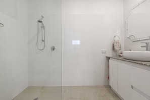 Studio | Bathroom | Shower, towels