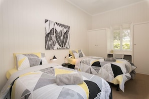 Family House, 4 Bedrooms | 4 bilik tidur, meja, seterika/papan seterika, Wi-fi percuma