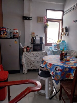 Living area - Danee Hostel (Bangkok)