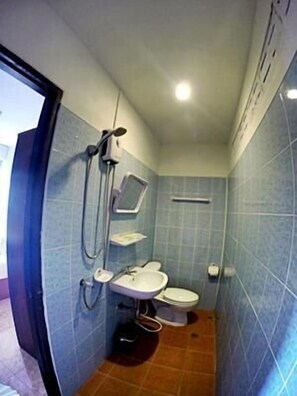Shower, free toiletries, towels - The Lodge Annex (Koh Samui)