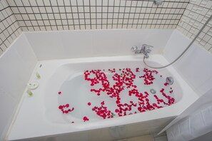 Deluxe Twin Room | Bathroom | Combined shower/tub, free toiletries, hair dryer, slippers - Diamond Rise Hotel Mandalay (Mandalay)
