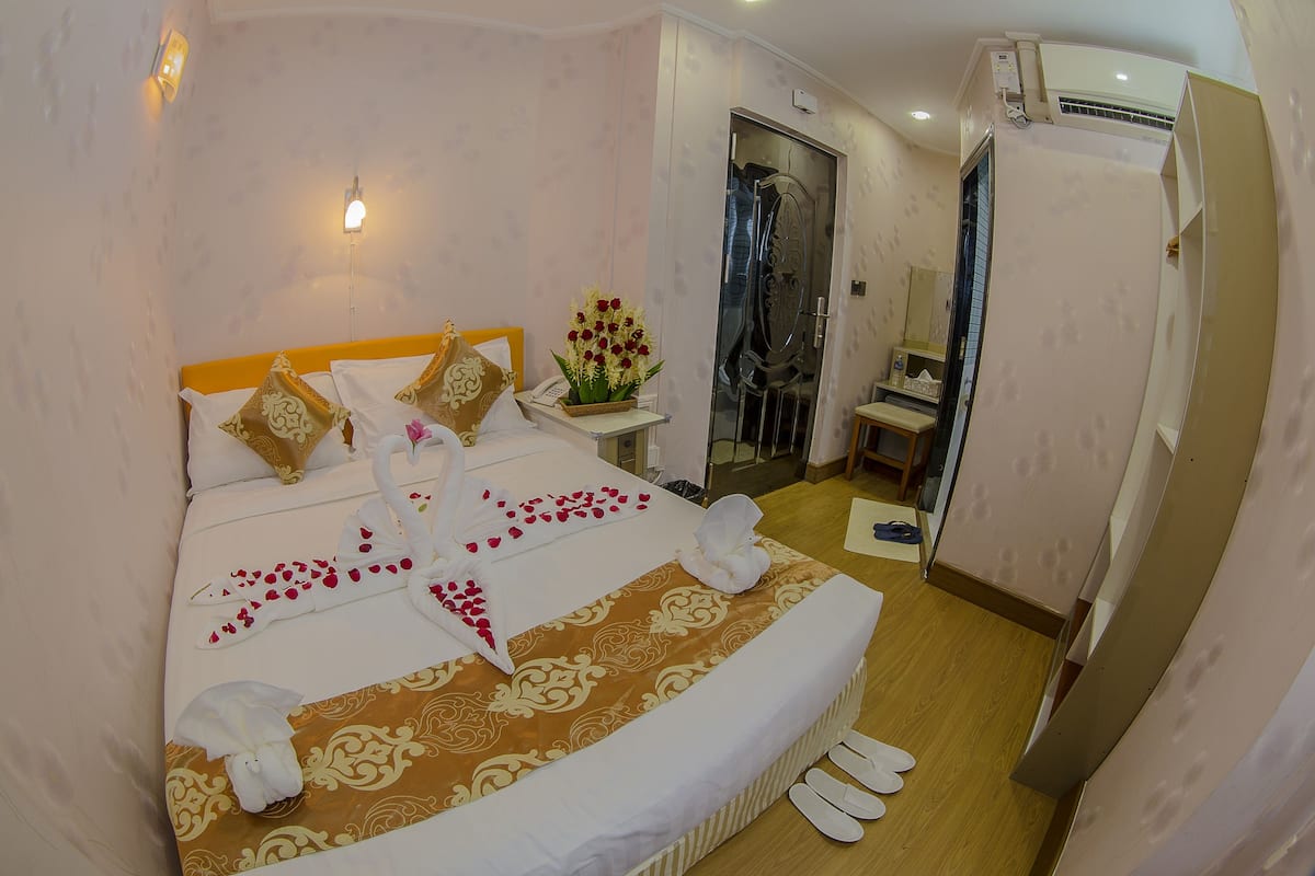 Una habitación de hotel con una cama grande, ducha y baño.