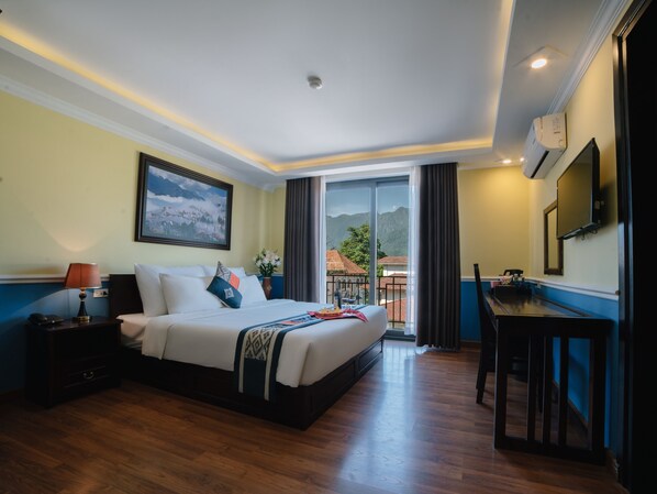 Kamar Double Deluks | Selimut bulu angsa, minibar, brankas, dan meja kerja