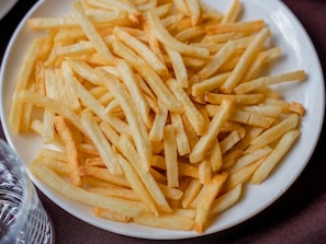 Un plato de papas fritas doradas.