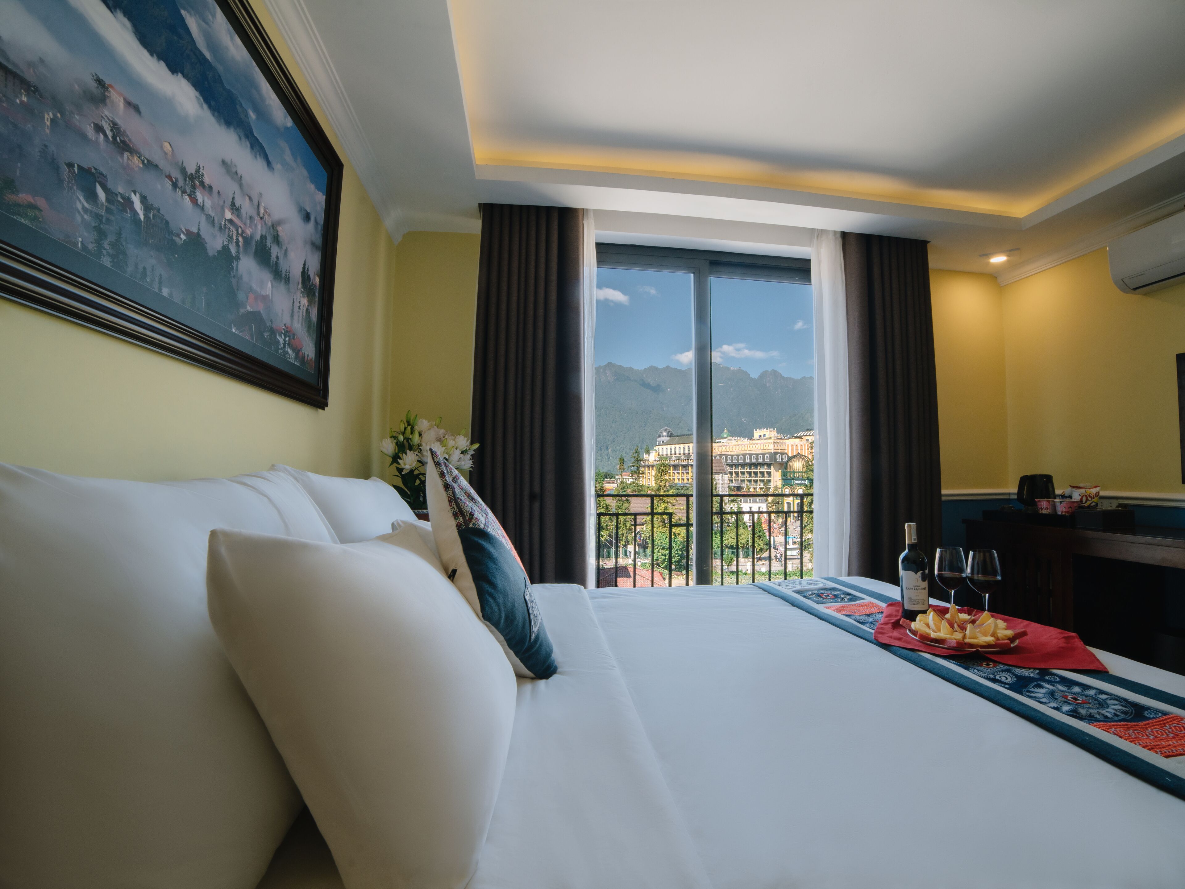 deluxe double room | down duvets, minibar, in-room safe, desk