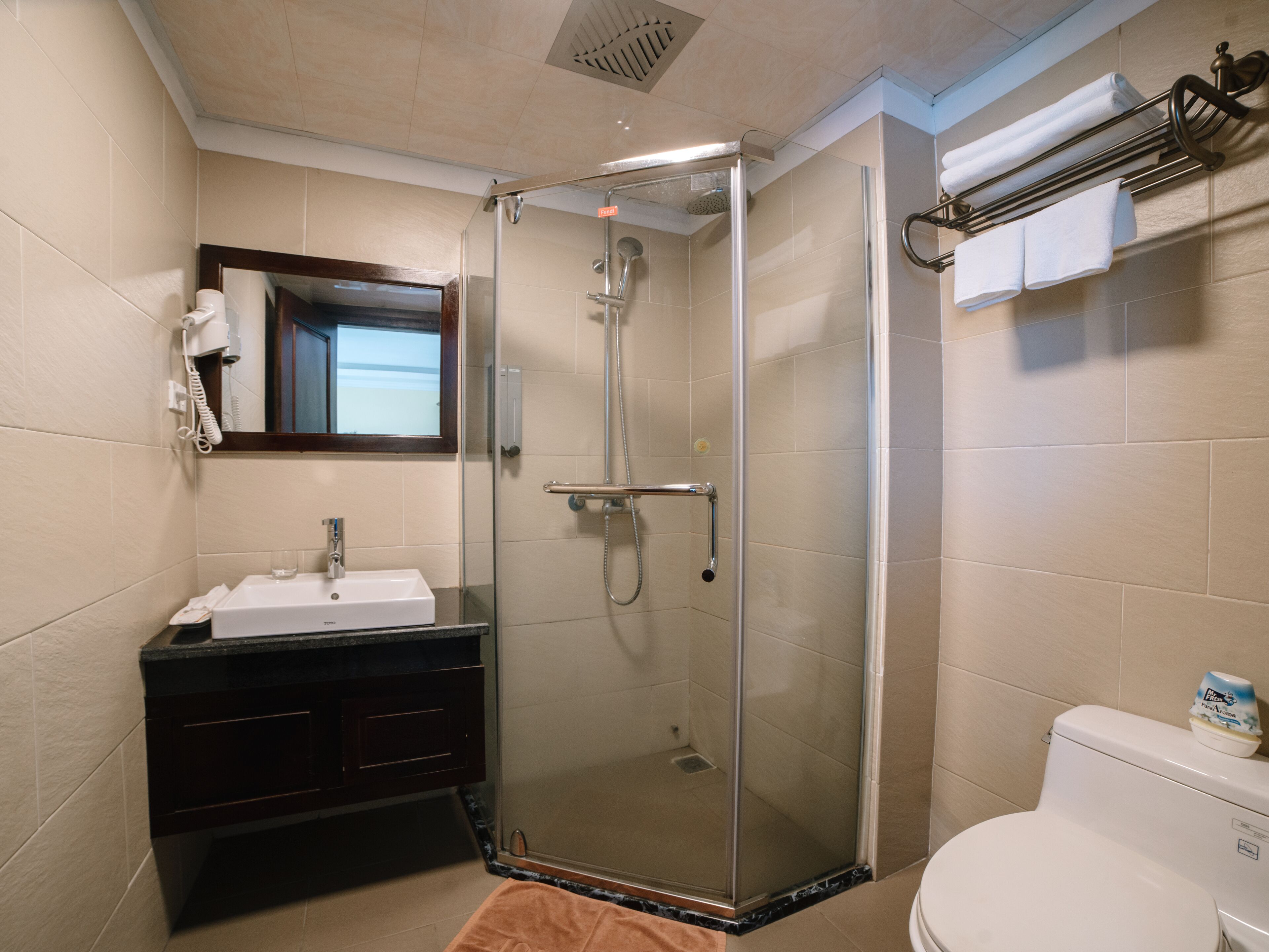 deluxe double room | bathroom | shower, rainfall showerhead, free toiletries, hair dryer