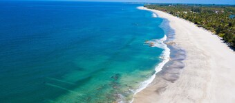 ラバー ビュー プール バー & バンガロー