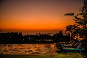 Outdoor pool - Lover View Pool Bar & Bungalows (Ngwe Saung)