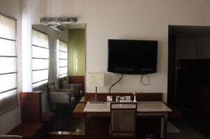 Executive Room, 1 Double Bed, Lake View | Desk, laptop workspace, blackout drapes, soundproofing