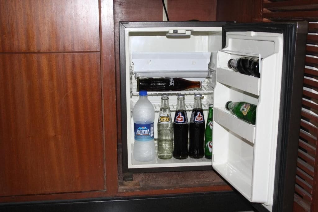 Ein Kühlschrank mit Getränken und einer Flasche Aquafina Wasser.