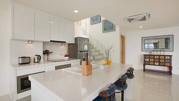 Refrigerador con freezer, microondas, horno, placa de cocina