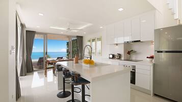 Refrigerador con freezer, microondas, horno, placa de cocina