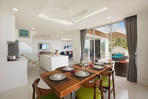 3 Bedroom Villa with Ocean View | In-room dining