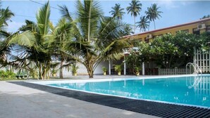 Unclassified image, 3 of 24, button - Larn's villa (Wadduwa)