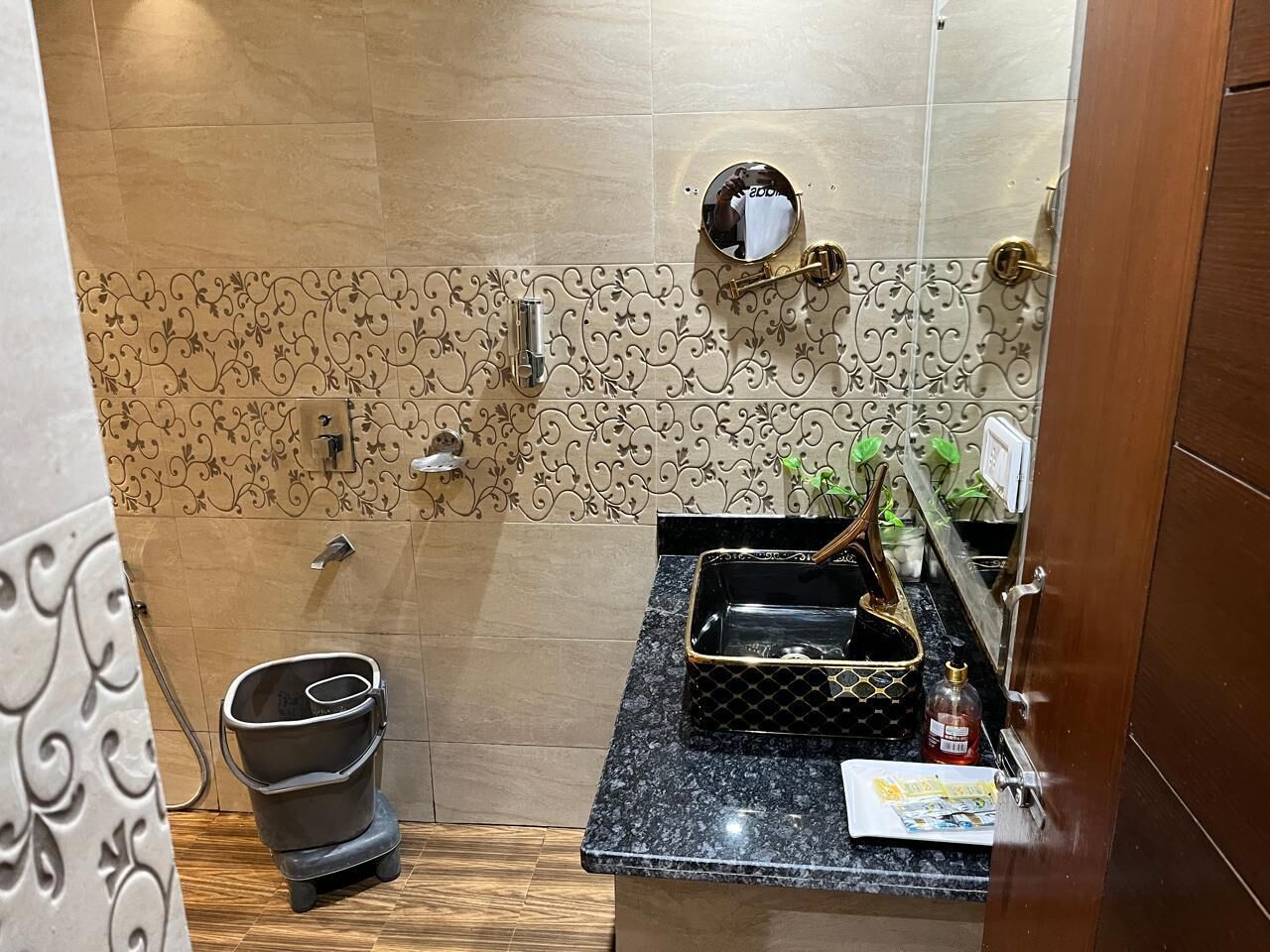 Deluxe Room | Bathroom | Shower, towels