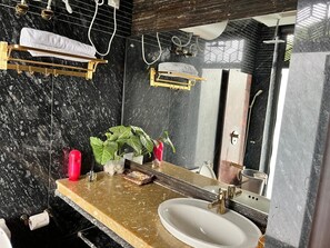 套房 | 浴室 | 淋浴设施、毛巾