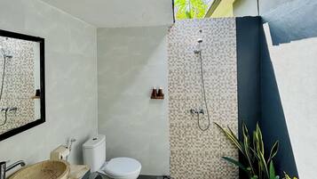 Douche, articles de toilette gratuits, sĂšche-cheveux, bidet