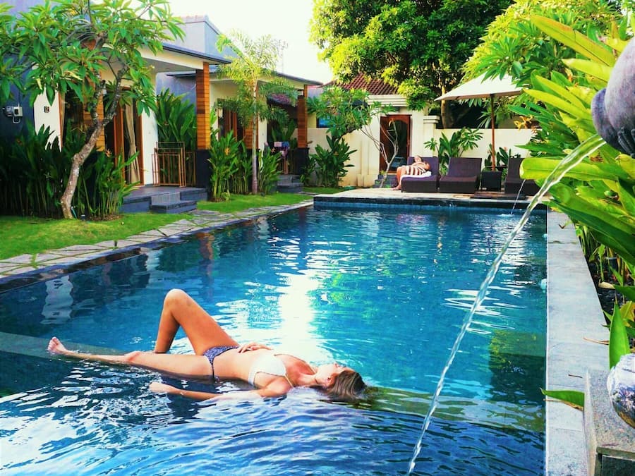 Utendørsbasseng og solsenger