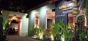 施設の正面 (日没後)