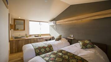 Twin Room with 2 Beds | Desk, free WiFi