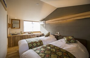 A bedroom with two beds, a desk, a window, and a mirror. - Shioriya (Nagano)