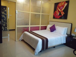 1 kamar tidur, meja kerja, setrika/meja setrika, dan Wi-Fi gratis