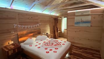 2 bedrooms, individually decorated, desk, iron/ironing board
