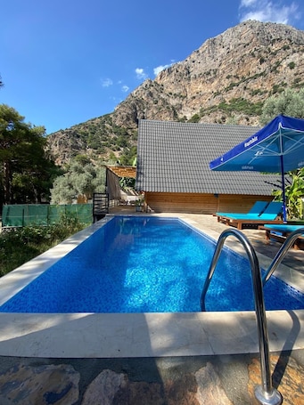 Decoración personalizada, escritorio y tabla de planchar con plancha . Kidrak Motel