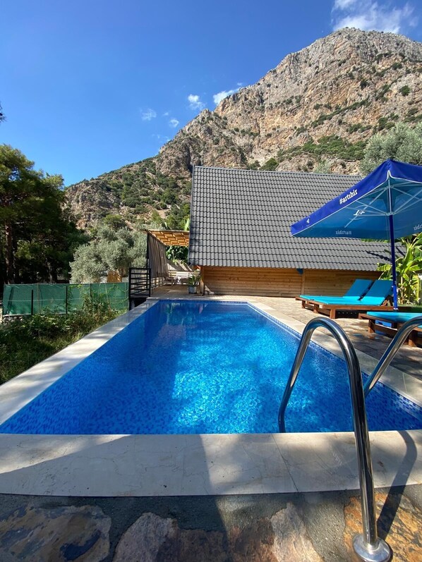 Standaard suite | Individueel gedecoreerd, een bureau, een strijkplank/strijkijzer