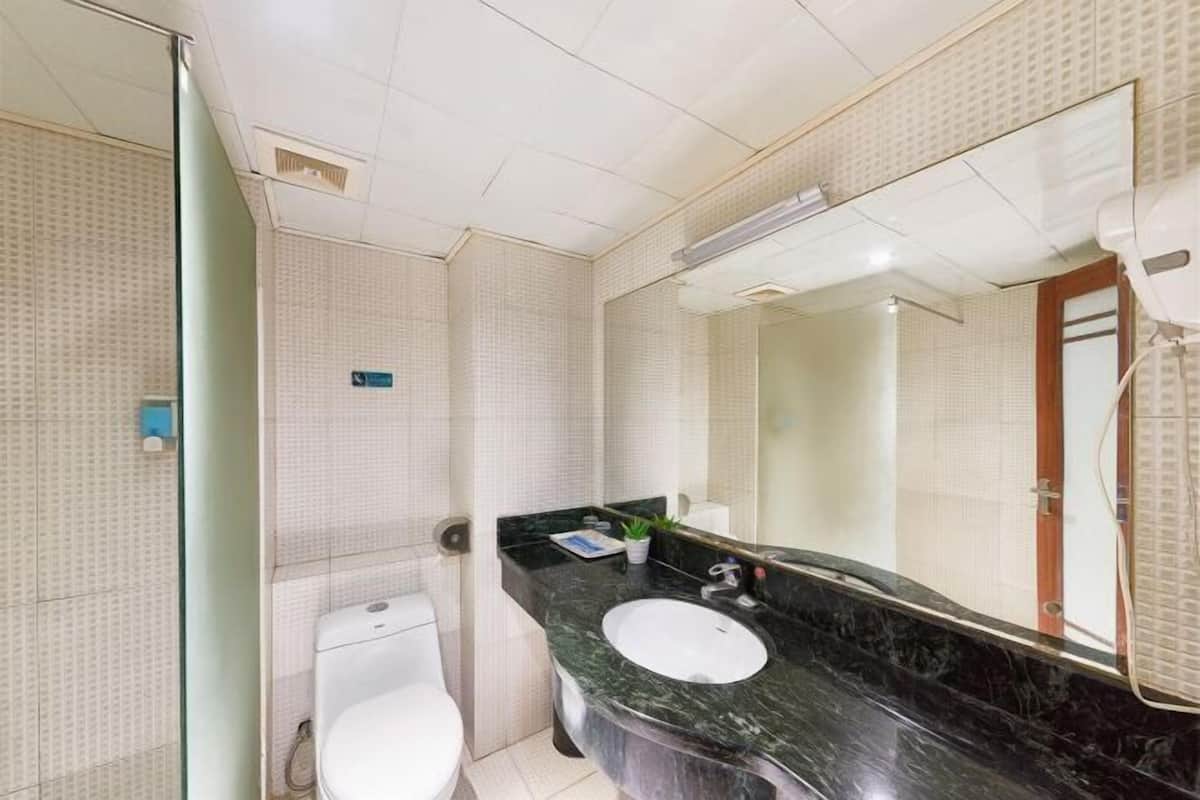 Una scrivania, tende oscuranti, ferro/asse da stiro