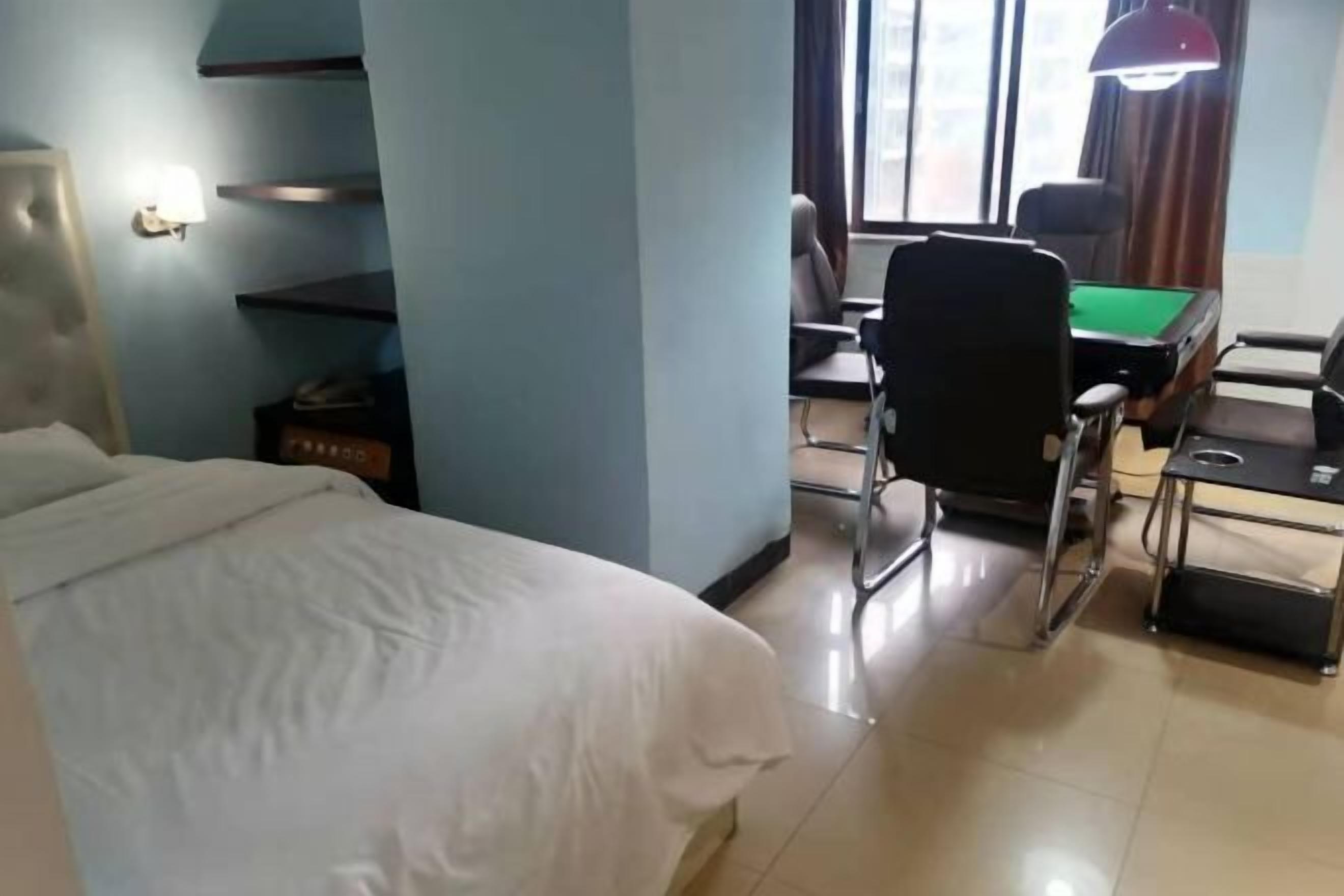 Meja, langsir/tirai gelap terus, seterika/papan seterika 