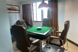 Escritorio, cortinas blackout y tabla de planchar con plancha 