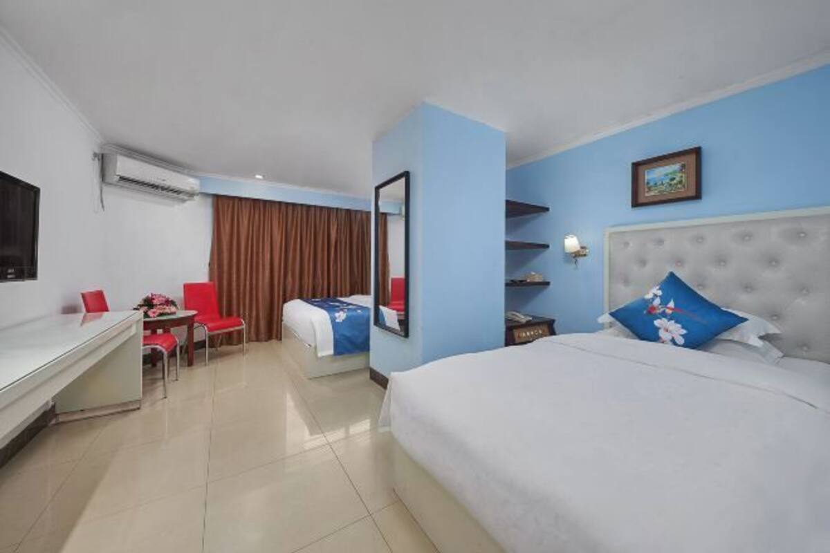 Skrivbord, mörkläggningsgardiner och strykjärn/strykbräda